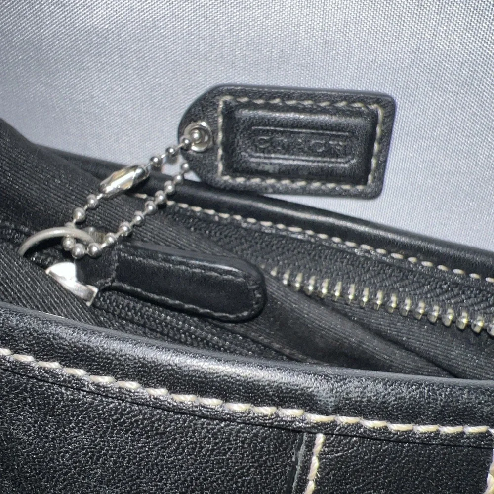 Coach Women's‎ Shoulder Zippered Black Leather Handbag Nice condition